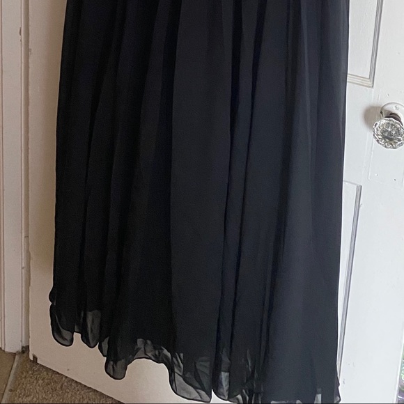 Black gown - Picture 2 of 2